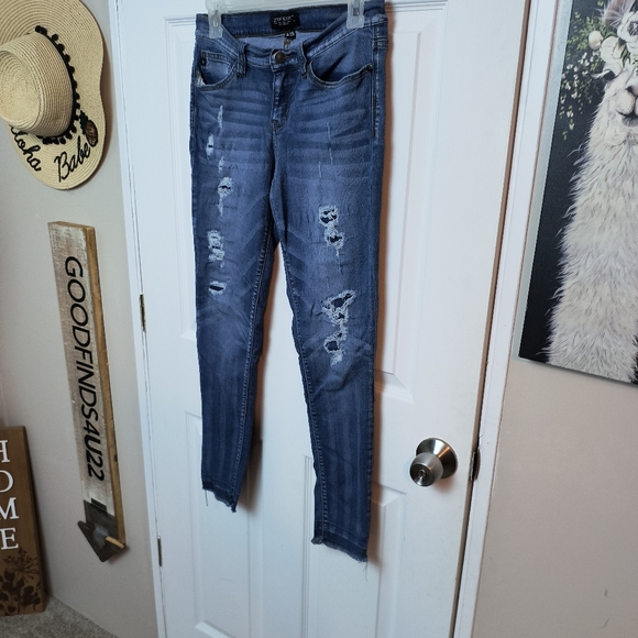 Judy Blue Size 9/29 Skinny Jeans Patched Ripped Holes Stretch Raw Hem JB8240MD - Picture 2 of 9